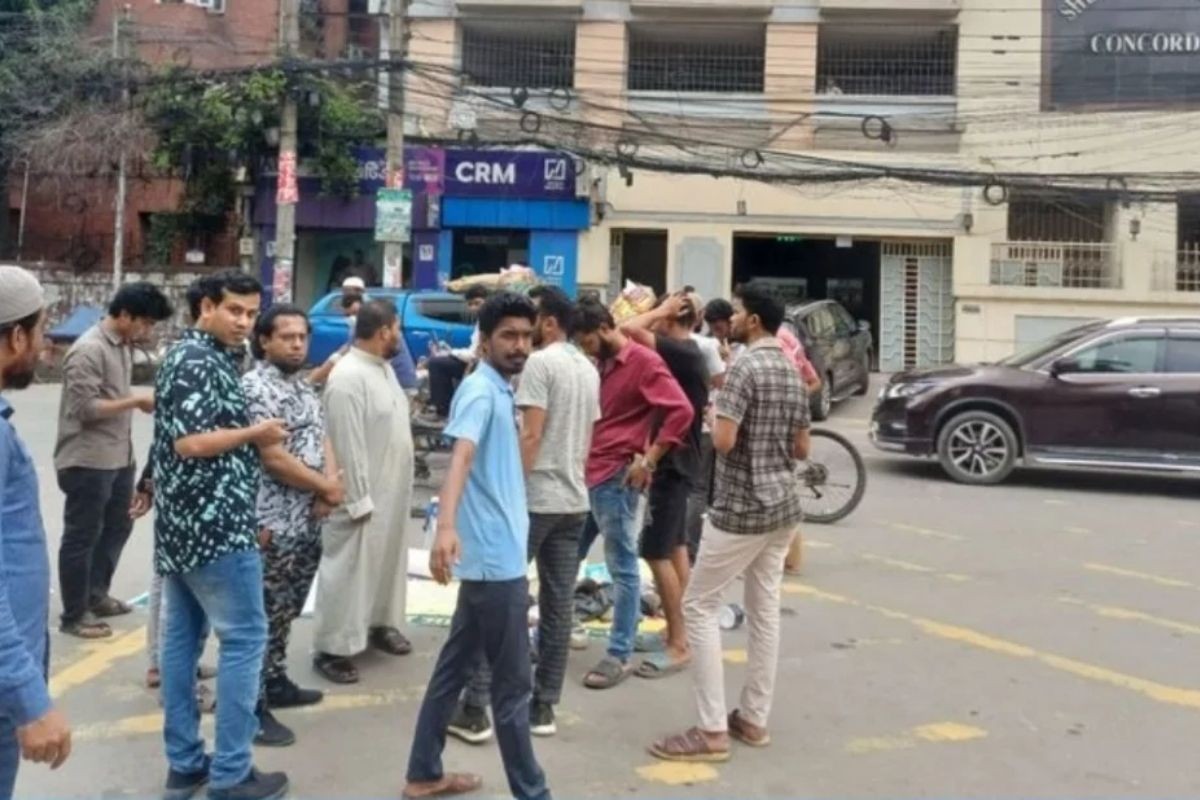 ফজলুর রহমানকে গ্রেপ্তারের দাবিতে বাসার সামনে অবস্থান