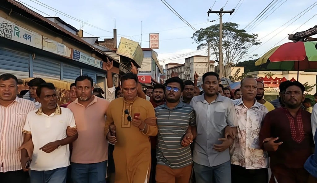 ফজলুর রহমানের বিরুদ্ধে ষড়যন্ত্রের প্রতিবাদে বিএনপি নেতাকর্মীদের বিক্ষোভ 1756173691 ফজলুর রহমানের বিরুদ্ধে ষড়যন্ত্রের প্রতিবাদে বিএনপি নেতাকর্মীদের বিক্ষোভ