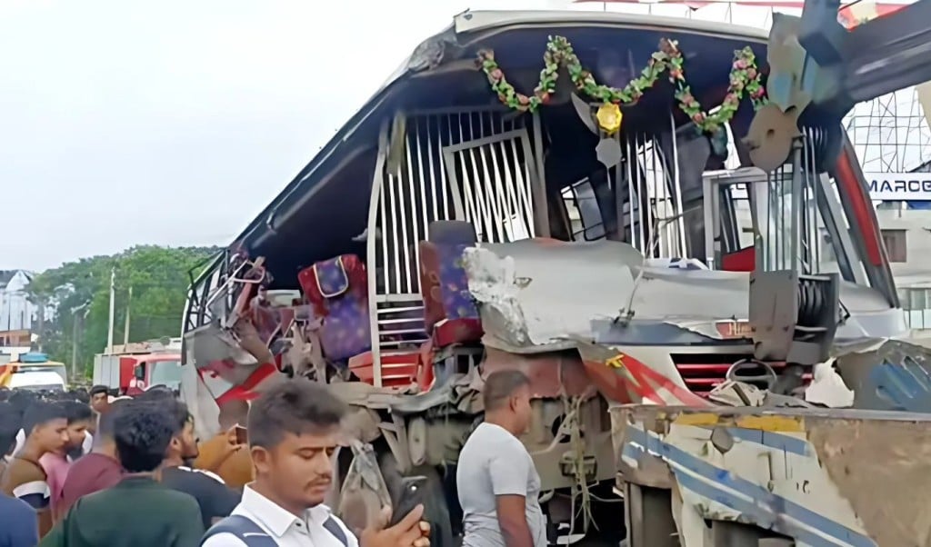 ফরিদপুরে দুই বাসের মুখোমুখি সংঘর্ষে নারীসহ ৩ জনের মৃত্যু 1755162370 ফরিদপুরে দুই বাসের মুখোমুখি সংঘর্ষে নারীসহ ৩ জনের মৃত্যু