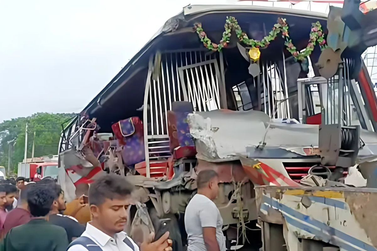 ফরিদপুরে দুই বাসের মুখোমুখি সংঘর্ষে নারীসহ ৩ জনের মৃত্যু
