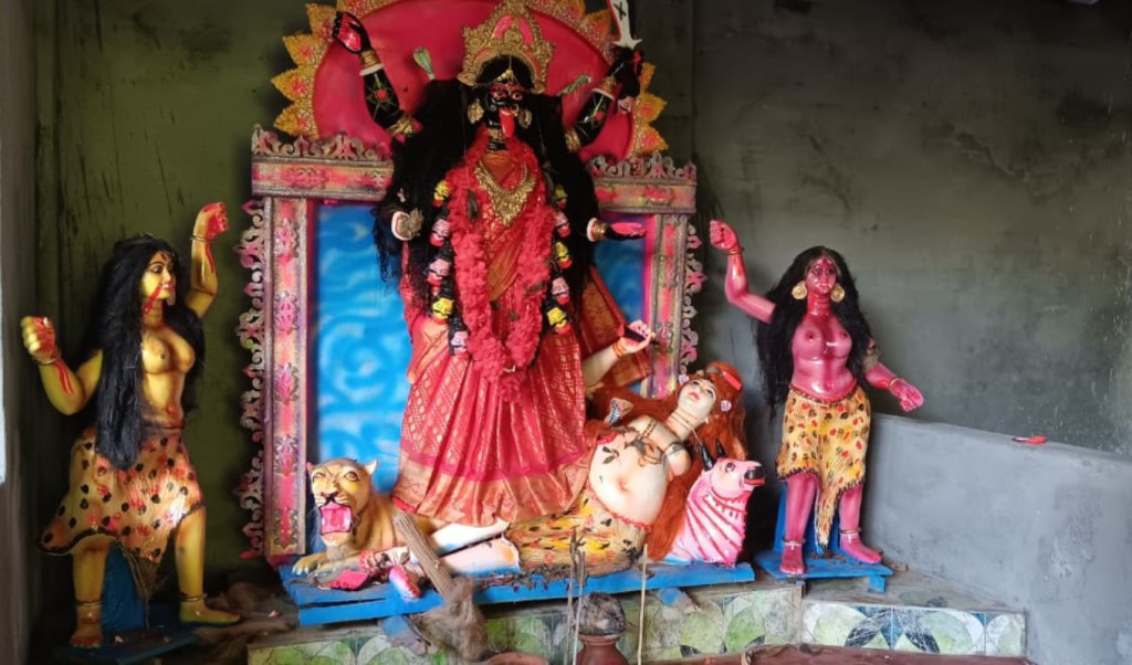 ফরিদপুরে মন্দিরে প্রতিমা ভাঙচুর, থানায় জিডি 4 প্রতিমা