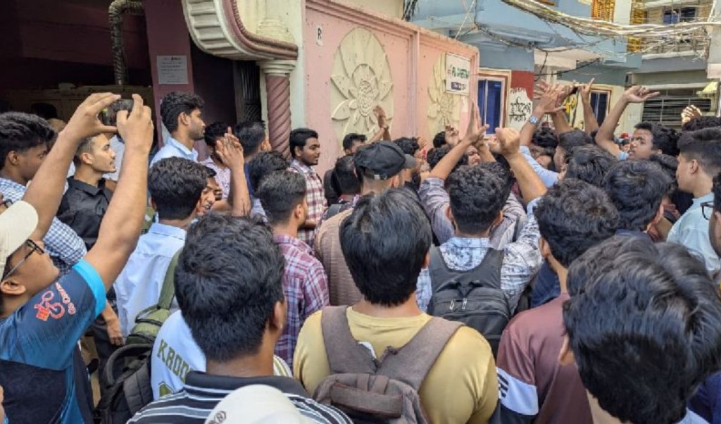 ফেনী ইউনিভার্সিটিতে শিক্ষার্থীদের শাটডাউন, স্থায়ী ক্যাম্পাসের দাবি 4 ফেনী ইউনিভার্সিটিতে শিক্ষার্থীদের শাটডাউন স্থায়ী ক্যাম্পাসের দাবি 1755531899 ফেনী ইউনিভার্সিটিতে শিক্ষার্থীদের শাটডাউন, স্থায়ী ক্যাম্পাসের দাবি