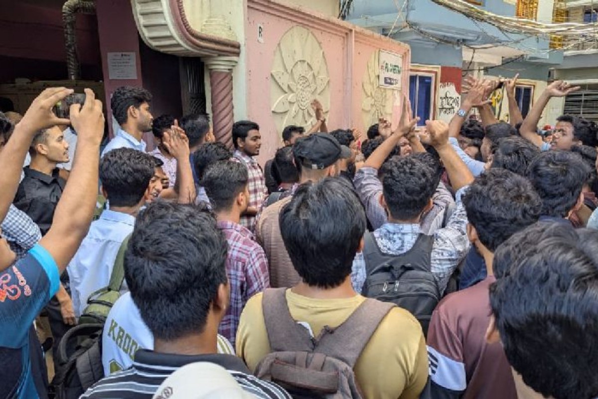 ফেনী ইউনিভার্সিটিতে শিক্ষার্থীদের শাটডাউন, স্থায়ী ক্যাম্পাসের দাবি