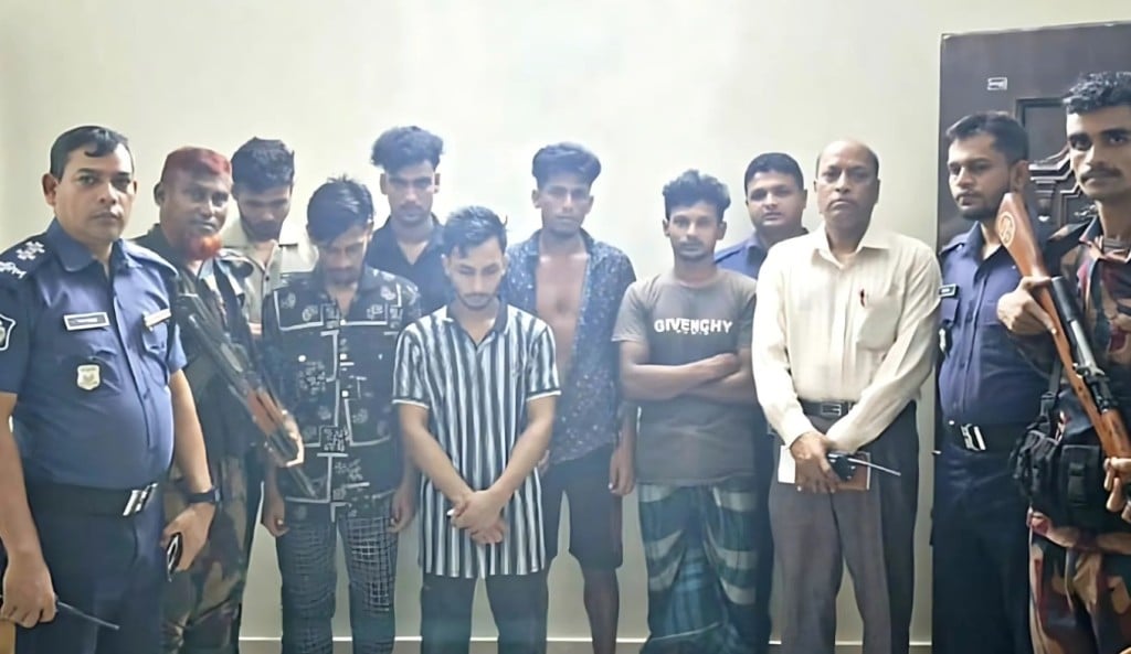 ফেনী সীমান্তে ভারতীয় মদসহ ৬ চোরাকারবারি আটক 1754901863 ফেনী সীমান্তে ভারতীয় মদসহ ৬ চোরাকারবারি আটক