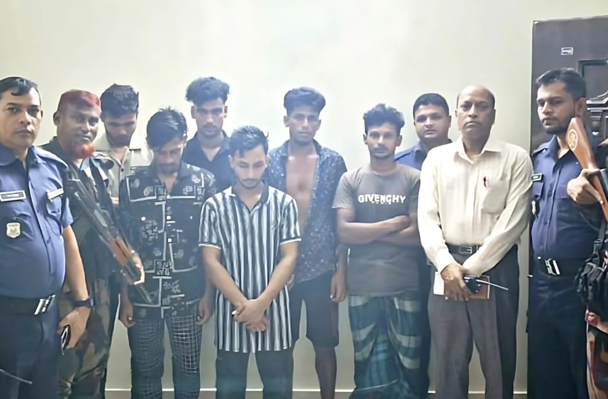 ফেনী সীমান্তে ভারতীয় মদসহ ৬ চোরাকারবারি আটক