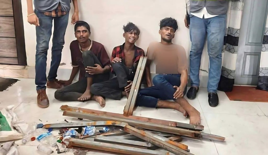 ফ্লাইওভারের নাটবল্টু চুরি করতে গিয়ে ১১ যুবক আটক 1755153450 ফ্লাইওভারের নাটবল্টু চুরি করতে গিয়ে ১১ যুবক আটক