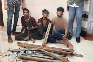 ফ্লাইওভারের নাটবল্টু চুরি করতে গিয়ে ১১ যুবক আটক