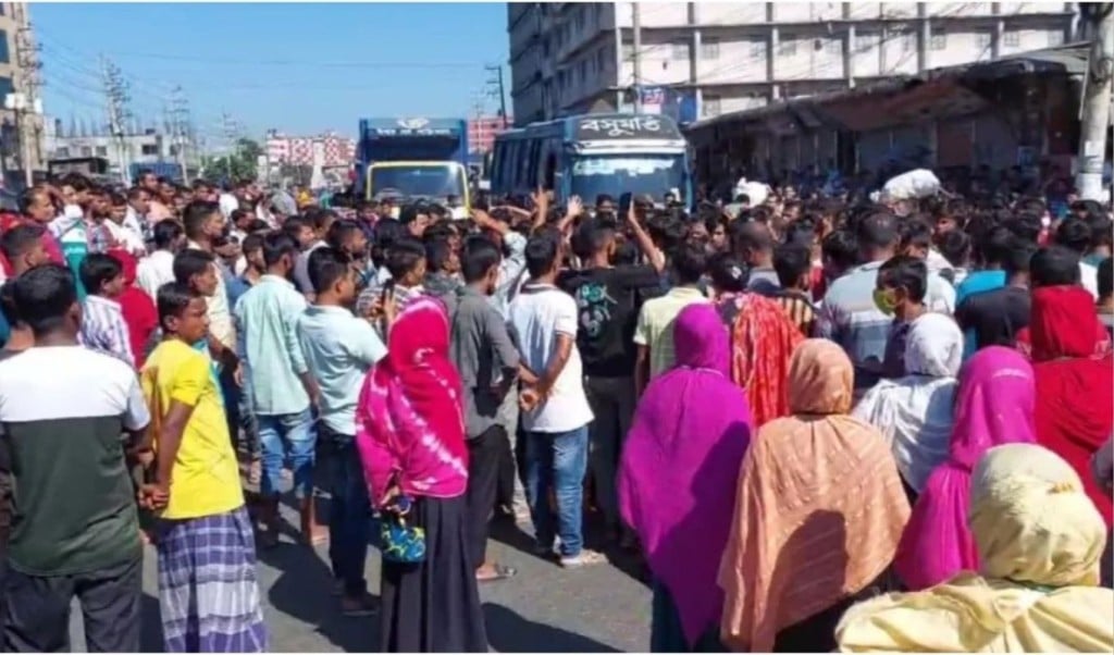 বকেয়া বেতনের দাবিতে বিক্ষোভ দুই কারখানার শ্রমিকদের মধ্যে সংঘর্ষ 1755782122 বকেয়া বেতনের দাবিতে বিক্ষোভ, দুই কারখানার শ্রমিকদের মধ্যে সংঘর্ষ