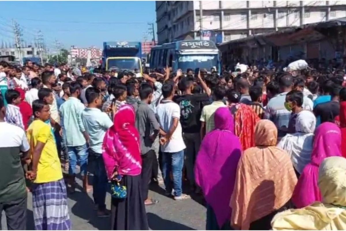বকেয়া বেতনের দাবিতে বিক্ষোভ, দুই কারখানার শ্রমিকদের মধ্যে সংঘর্ষ