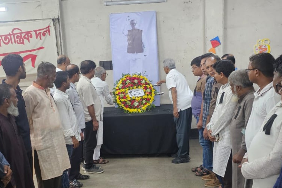 জাতীয় শোক দিবসে বঙ্গবন্ধুর প্রতিকৃতিতে জাসদের শ্রদ্ধা নিবেদন