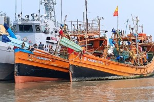 বঙ্গোপসাগরে ভারতীয় ট্রলারসহ ১৪ জেলে আটক