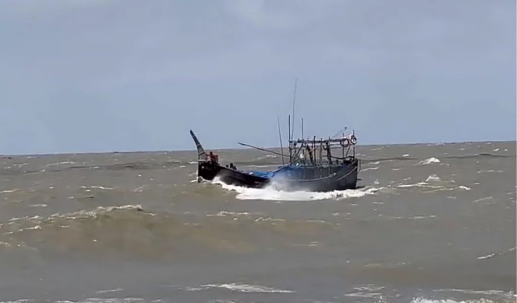 বঙ্গোপসাগরে মাছ ধরার ট্রলার ডুবে ৮ জেলে নিখোঁজ 1754718935 বঙ্গোপসাগরে মাছ ধরার ট্রলার ডুবে ৮ জেলে নিখোঁজ