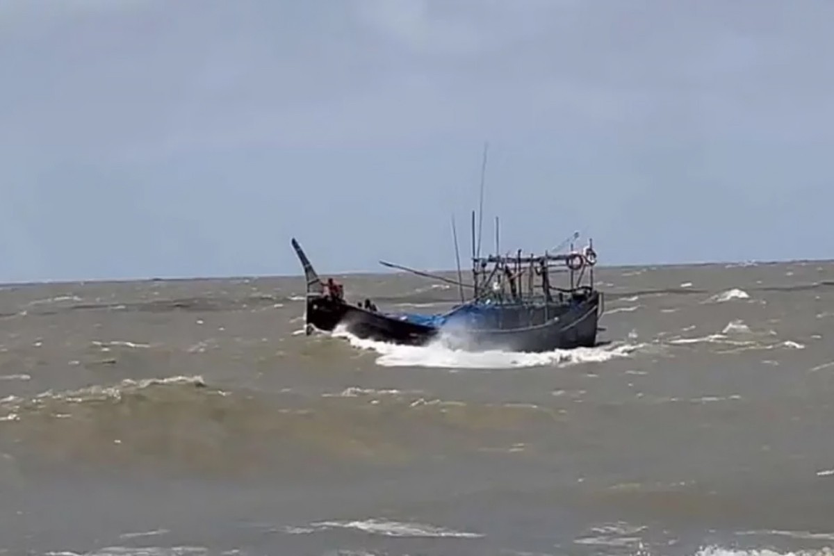 বঙ্গোপসাগরে মাছ ধরার ট্রলার ডুবে ৮ জেলে নিখোঁজ