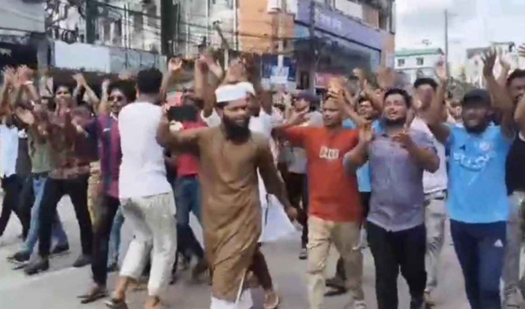 বনলতা এক্সপ্রেস ট্রেন আটকিয়ে ডিপ্লোমা শিক্ষার্থীদের বিক্ষোভ 3 বনলতা এক্সপ্রেস ট্রেন আটকিয়ে ডিপ্লোমা শিক্ষার্থীদের বিক্ষোভ 1755167121 বনলতা এক্সপ্রেস ট্রেন আটকিয়ে ডিপ্লোমা শিক্ষার্থীদের বিক্ষোভ