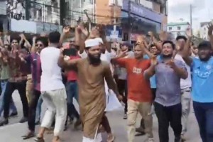 বনলতা এক্সপ্রেস ট্রেন আটকিয়ে ডিপ্লোমা শিক্ষার্থীদের বিক্ষোভ