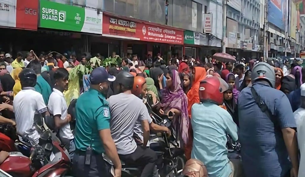 বনানীতে বকেয়া বেতনের দাবিতে পোশাক শ্রমিকদের সড়ক অবরোধ তীব্র যানজট 1756193914 বনানীতে বকেয়া বেতনের দাবিতে পোশাক শ্রমিকদের সড়ক অবরোধ, তীব্র যানজট
