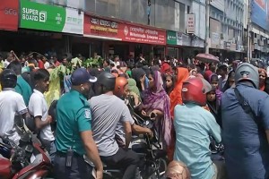 বনানীতে বকেয়া বেতনের দাবিতে পোশাক শ্রমিকদের সড়ক অবরোধ, তীব্র যানজট