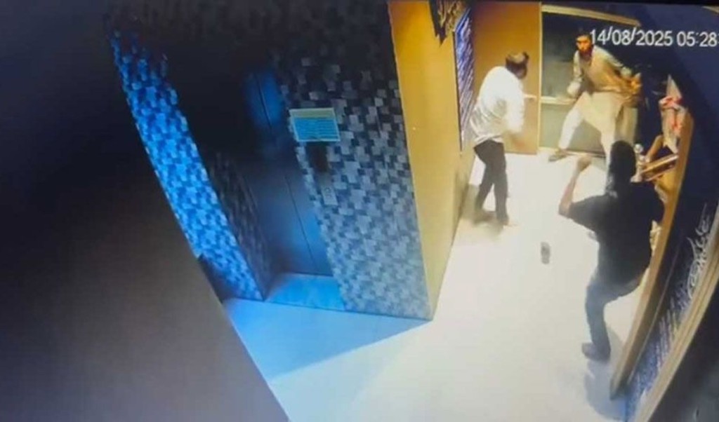 বনানীর ‘সিসা বারে’ যুবক হত্যা মামলায় দুইজন রিমান্ডে 3 বনানীর ‘সিসা বারে যুবক হত্যা মামলায় দুইজন রিমান্ডে 1755355298 বনানীর ‘সিসা বারে’ যুবক হত্যা মামলায় দুইজন রিমান্ডে