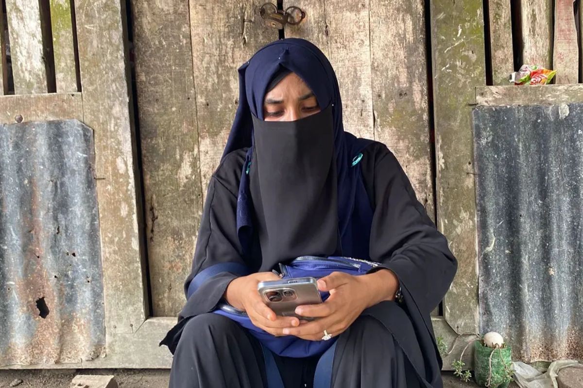 বরগুনায় বিয়ের দাবিতে প্রেমিকের বাড়িতে অনশন