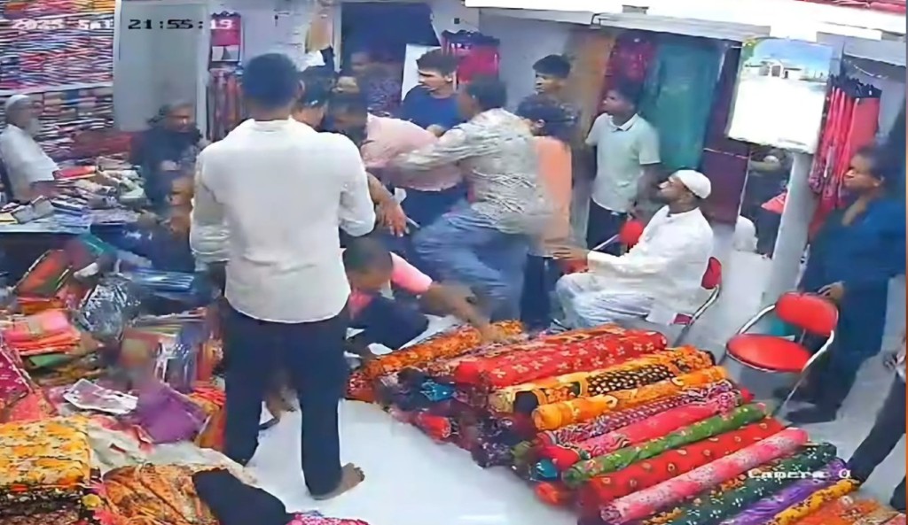 বরগুনায় সমন্বয়ক পরিচয়ে দোকানে ঢুকে ব্যবসায়ীকে মারধর 1754188049 বরগুনায় সমন্বয়ক পরিচয়ে দোকানে ঢুকে ব্যবসায়ীকে মারধর