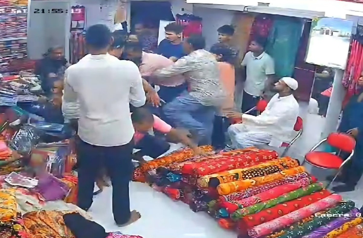বরগুনায় সমন্বয়ক পরিচয়ে দোকানে ঢুকে ব্যবসায়ীকে মারধর