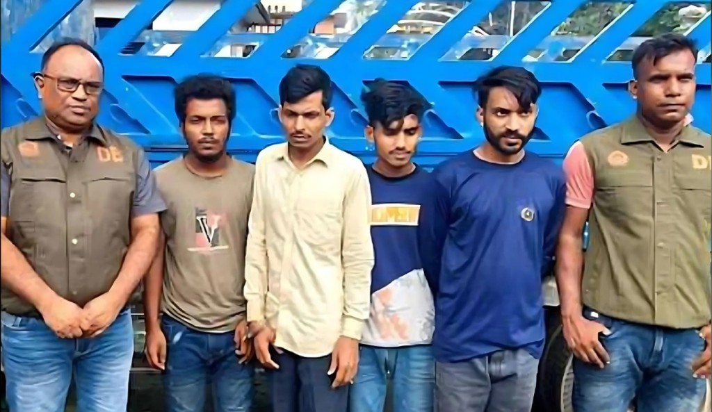বরিশাল থেকে চুরি হওয়া ট্রাক উদ্ধার চোরচক্রের চার সদস্য গ্রেপ্তার 1754632097 বরিশাল থেকে চুরি হওয়া ট্রাক উদ্ধার, চোরচক্রের চার সদস্য গ্রেপ্তার