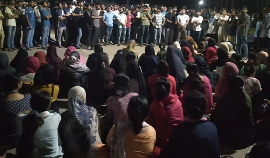 বাংলাদেশ কৃষি বিশ্ববিদ্যালয়ে দুটি অনুষদে সমন্বিত ডিগ্রি চালুর দাবিতে সড়ক অবরোধ 1756350839 বাংলাদেশ কৃষি বিশ্ববিদ্যালয়ে সমন্বিত ডিগ্রি চালুর দাবিতে সড়ক অবরোধ