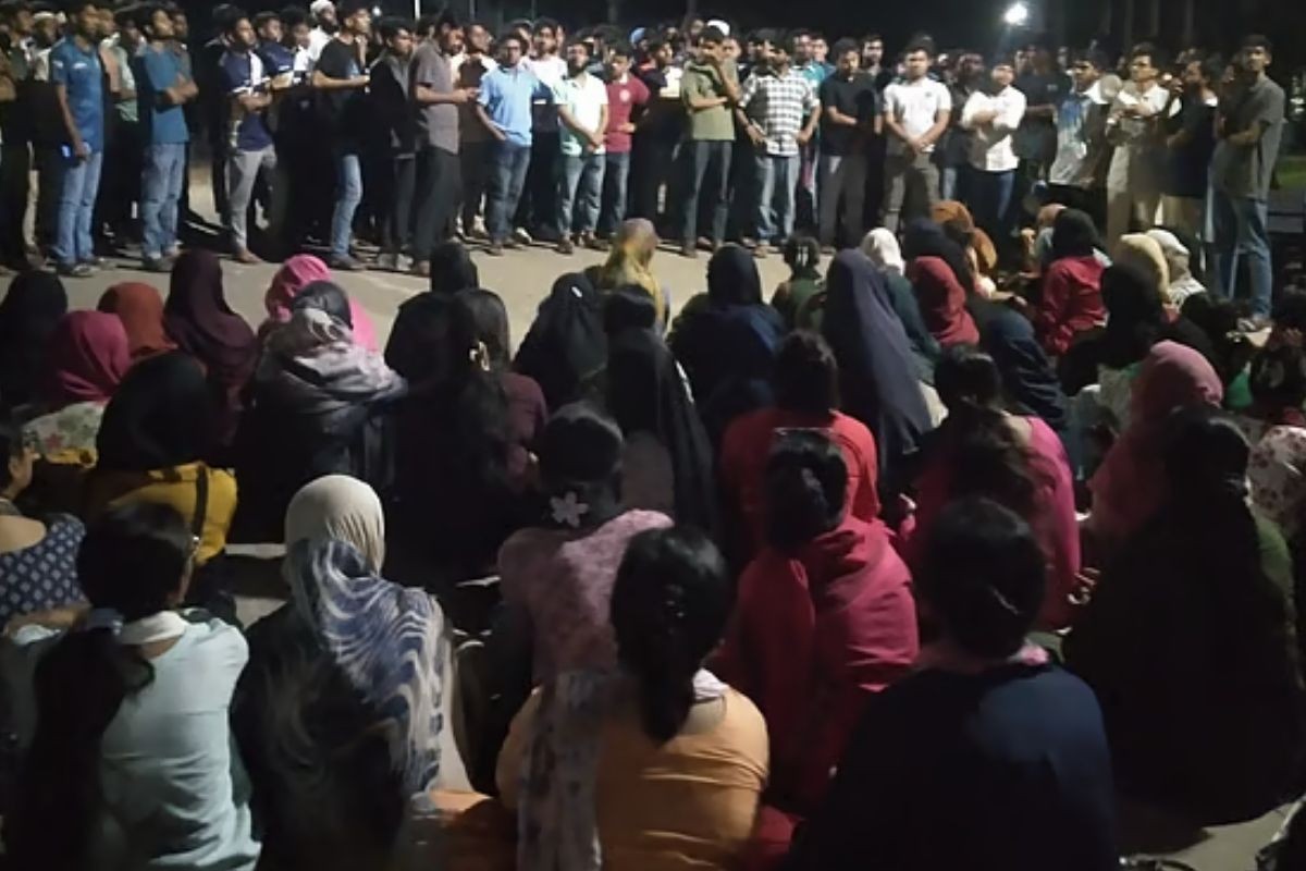 বাংলাদেশ কৃষি বিশ্ববিদ্যালয়ে সমন্বিত ডিগ্রি চালুর দাবিতে সড়ক অবরোধ