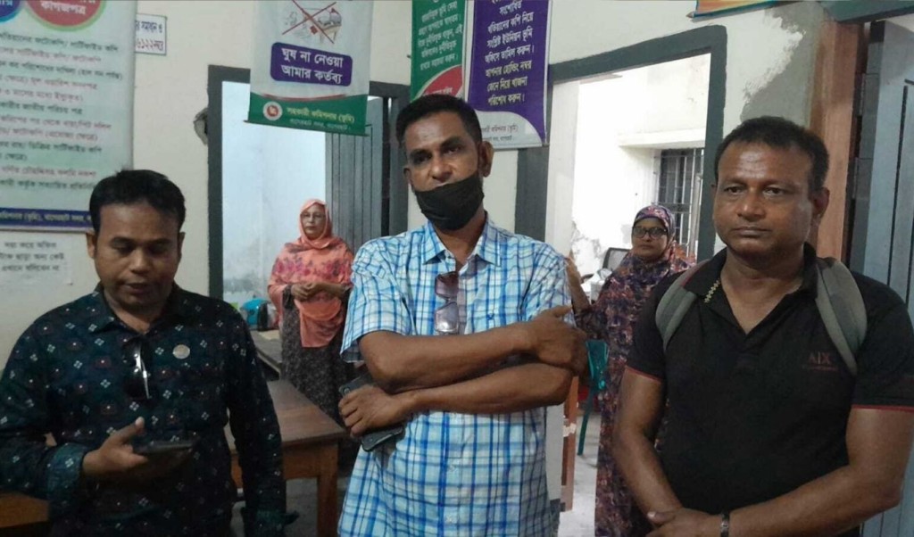 ভূমি অফিসে চাঁদা দাবির অভিযোগে বাগেরহাটে কথিত তিন সাংবাদিক আটক 3 বাগেরহাটে ভূমি অফিসে চাঁদা দাবি কথিত ৩ সাংবাদিক আটক 1754570571 ভূমি অফিসে চাঁদা দাবির অভিযোগে বাগেরহাটে কথিত তিন সাংবাদিক আটক