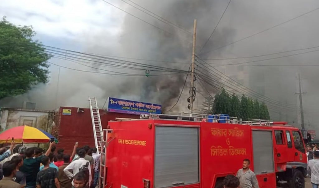 বারে আগুন 1756096461 চট্টগ্রামে সৈকত বার ও রেস্তোরাঁয় আগুন
