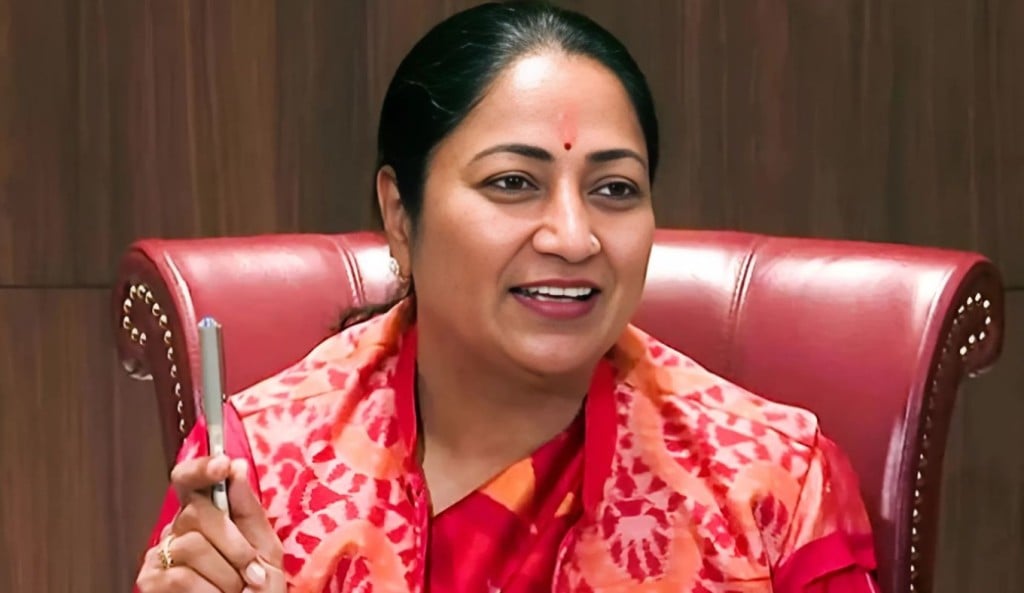 বাসভবনে ঢুকে মুখ্যমন্ত্রীকে মারধর নেয়া হলো হাসপাতালে 1755676369 বাসভবনে ঢুকে মুখ্যমন্ত্রীকে মারধর, নেয়া হলো হাসপাতালে