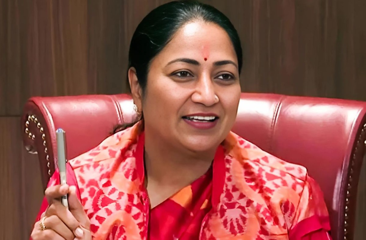 বাসভবনে ঢুকে মুখ্যমন্ত্রীকে মারধর, নেয়া হলো হাসপাতালে