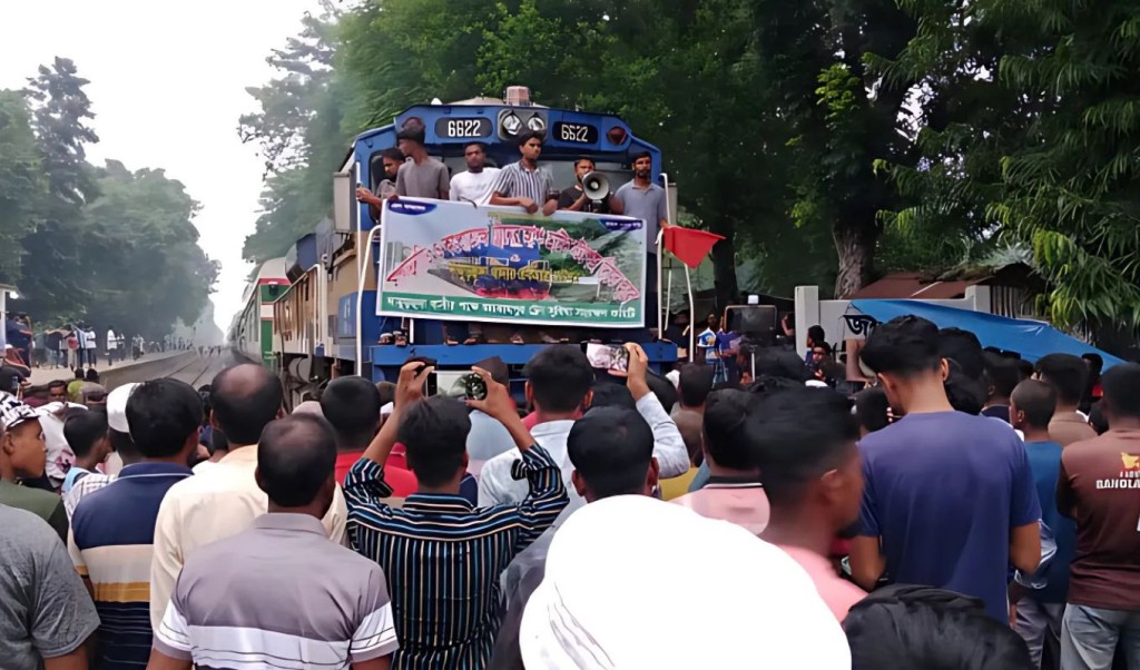 চুয়াডাঙ্গায় স্টপেজের দাবি, ট্রেন আটকে বিক্ষোভ 4 বিক্ষোভ 1754202001 চুয়াডাঙ্গায় স্টপেজের দাবি, ট্রেন আটকে বিক্ষোভ