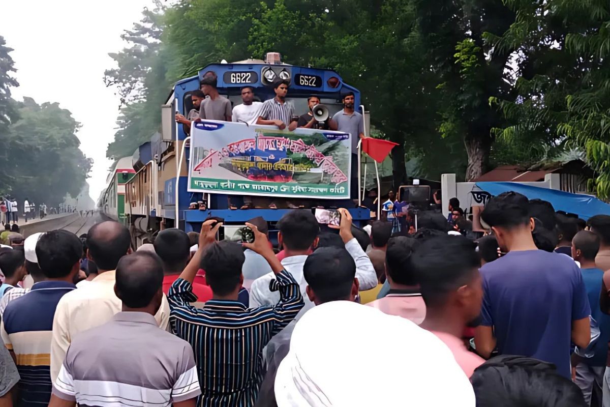 চুয়াডাঙ্গায় স্টপেজের দাবি, ট্রেন আটকে বিক্ষোভ