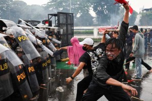 বিক্ষোভে উত্তাল ইন্দোনেশিয়া, চীন সফর বাতিল প্রেসিডেন্টের