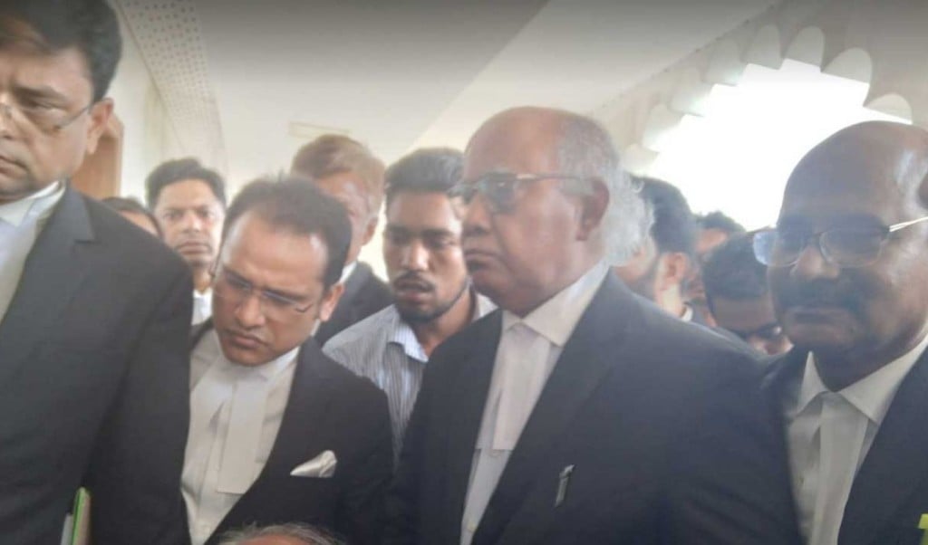 বিচারপতি খায়রুল হকের জামিন শুনানিতে হাইকোর্টের এজলাস কক্ষে হট্টগোল 1754916613 বিচারপতি খায়রুল হকের জামিন শুনানিতে হাইকোর্টের এজলাস কক্ষে হট্টগোল