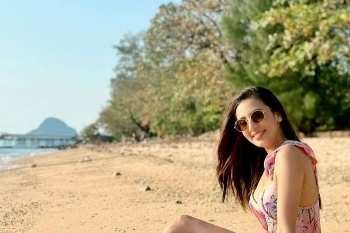 সমুদ্র সৈকতে মধুর সময় কাটাচ্ছেন বিদ্যা সিনহা মিম