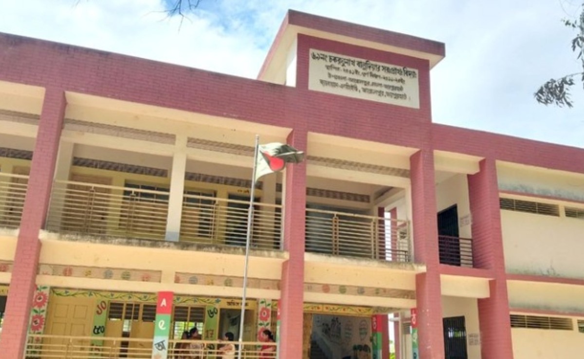 বিদ্যালয়ের আটটি সিলিং ফ্যানের সঙ্গে চারটি ফুটবলও চুরি