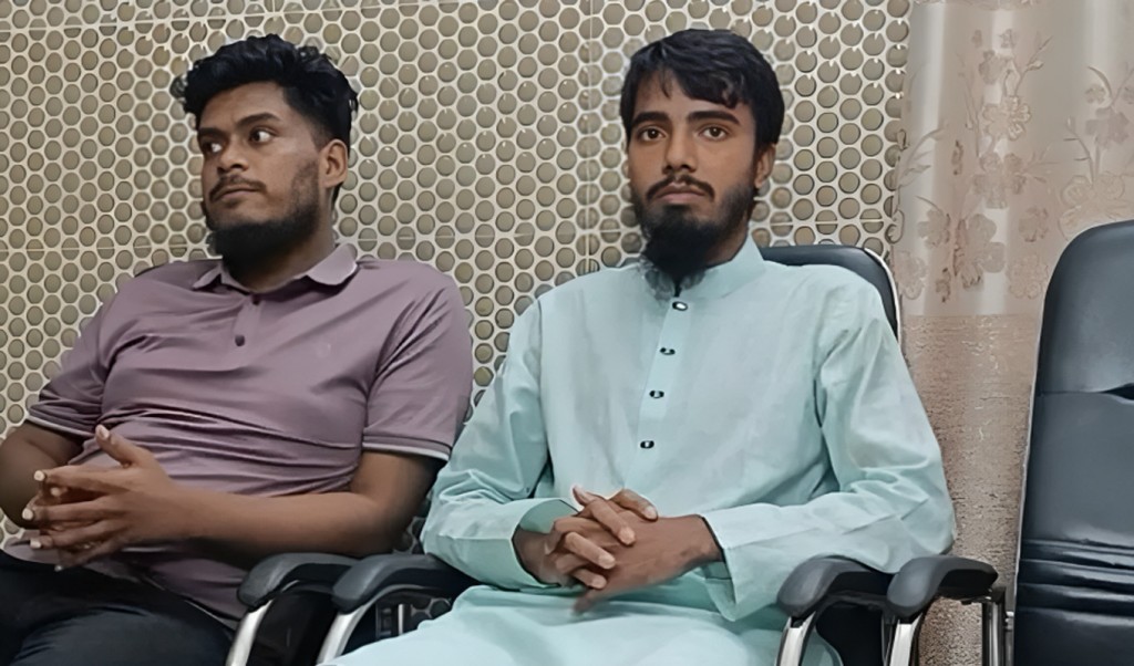 বিল তুলতে গিয়ে দুই সমন্বয়ক আটক 1754102389 আ.লীগ ঠিকাদারের বিল তুলতে গিয়ে দুই সমন্বয়ক আটক, লিখিত অঙ্গীকার দিয়ে মুক্তি