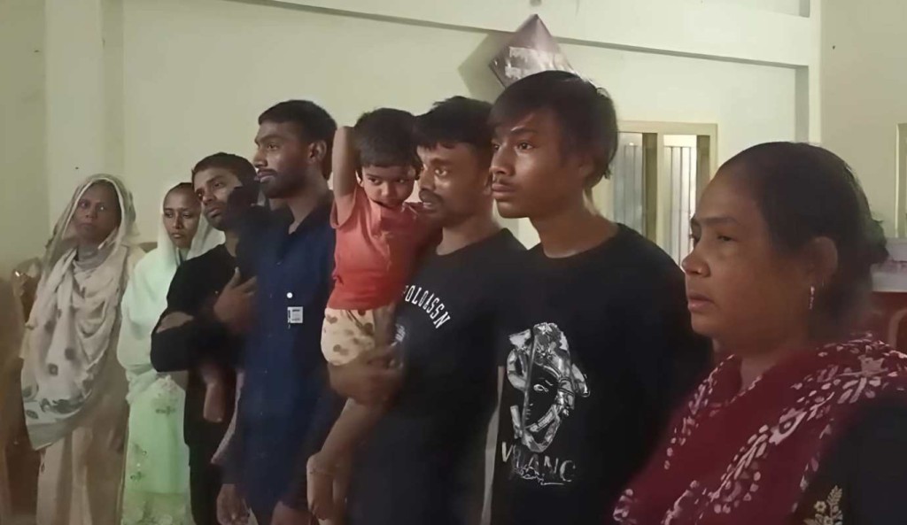 বুড়িমারি সীমান্তে নারী শিশুসহ ৯ জনকে পুশইন করলো বিএসএফ 1755068252 বুড়িমারি সীমান্তে নারী-শিশুসহ ৯ জনকে পুশইন করলো বিএসএফ