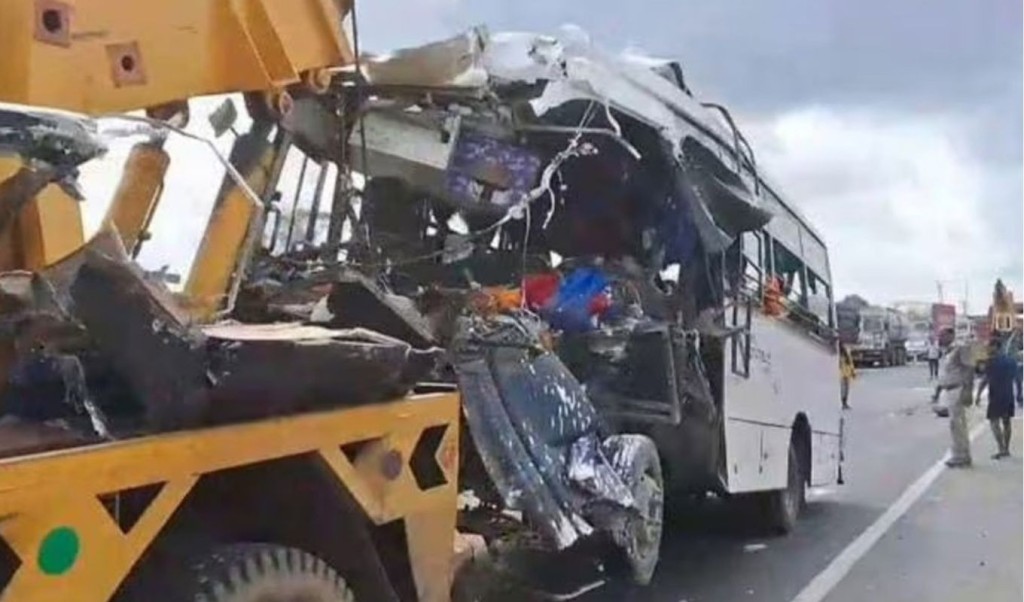 ভারতে ট্রাকের পেছনে তীর্থযাত্রীবাহী বাসের ধাক্কা, নিহত ১০ 4 ভারতে ট্রাকের পেছনে তীর্থ যাত্রীবাহী বাসের ধাক্কা নিহত ১০ 1755250561 ভারতে ট্রাকের পেছনে তীর্থযাত্রীবাহী বাসের ধাক্কা, নিহত ১০