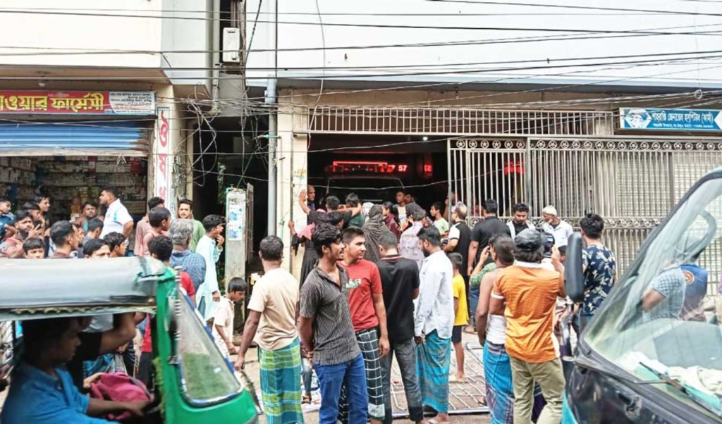 ভুল চিকিৎসায় রোগীর মৃত্যু, উত্তেজনায় হাসপাতালে ভাঙচুর 3 হাসপাতালে ভাঙচুর
