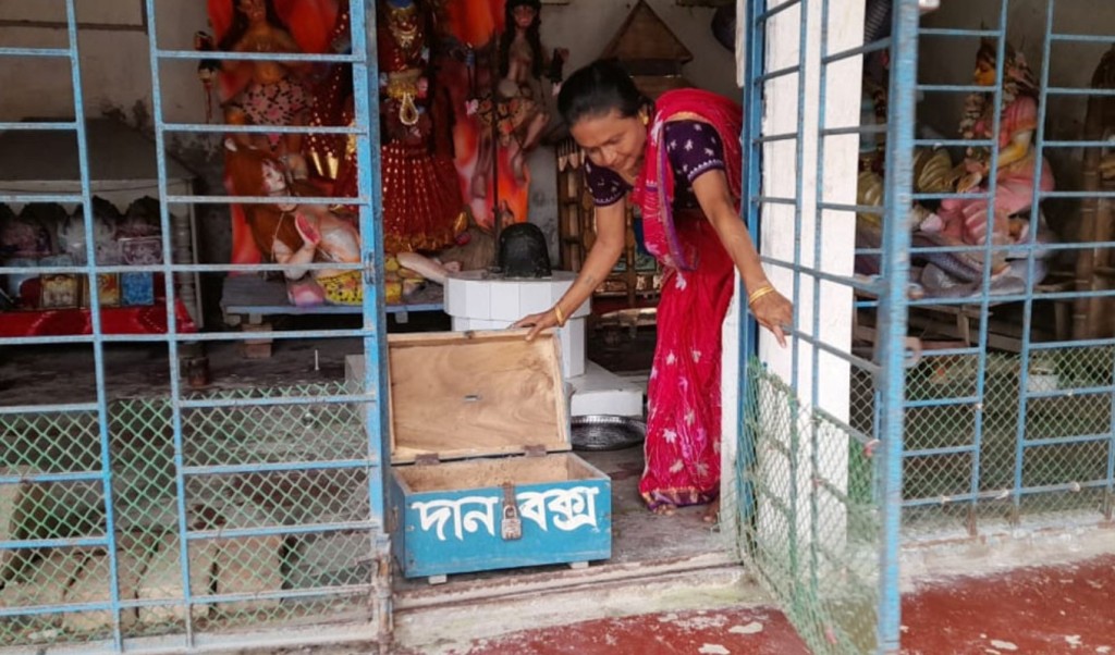 মন্দিরের দান বাক্সের তালা ভেঙে টাকা চুরি 4 মন্দিরের দান বাক্সের তালা ভেঙে টাকা চুরি 1756394047 মন্দিরের দান বাক্সের তালা ভেঙে টাকা চুরি