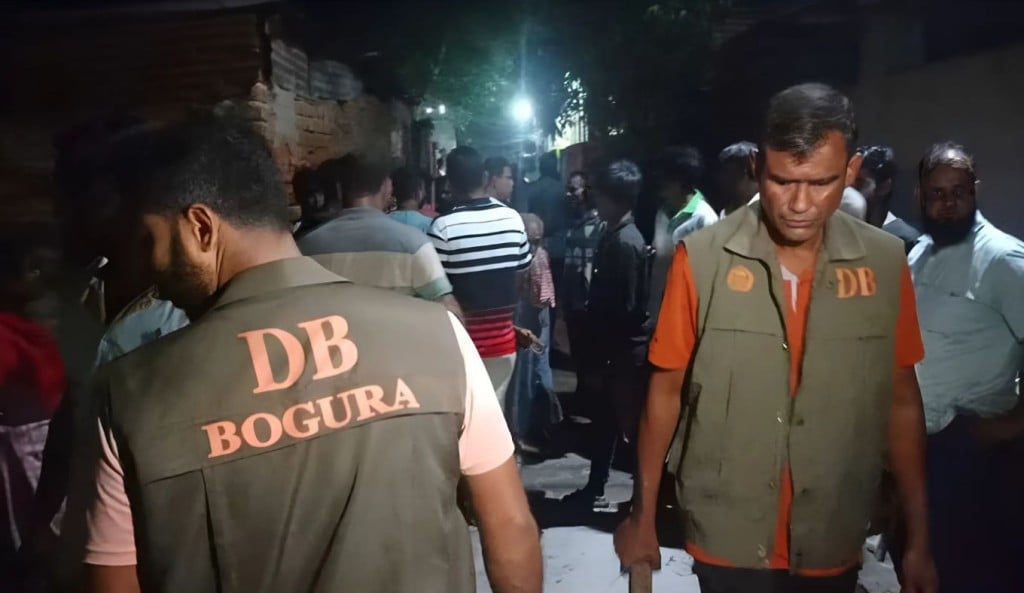 মব সন্ত্রাস তৈরি করে দুই পুলিশ সদস্যকে মাদক ব্যবসায়ীদের হেনস্তা আটক ৫ 1755236019 বগুড়ায় মব সন্ত্রাস তৈরি করে দুই পুলিশ সদস্যকে মাদক ব্যবসায়ীদের হেনস্তা, আটক ৫