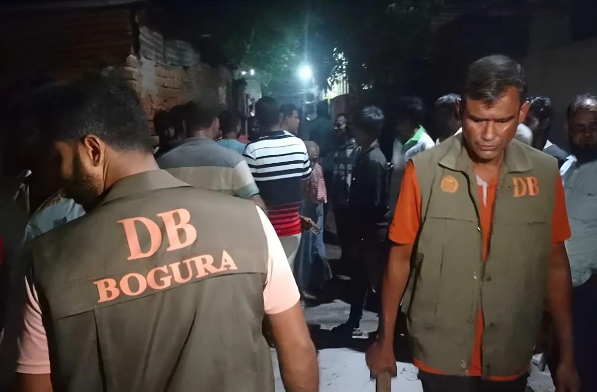 বগুড়ায় মব সন্ত্রাস তৈরি করে দুই পুলিশ সদস্যকে মাদক ব্যবসায়ীদের হেনস্তা, আটক ৫