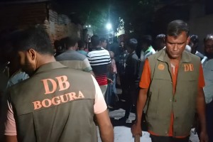 বগুড়ায় মব সন্ত্রাস তৈরি করে দুই পুলিশ সদস্যকে মাদক ব্যবসায়ীদের হেনস্তা, আটক ৫