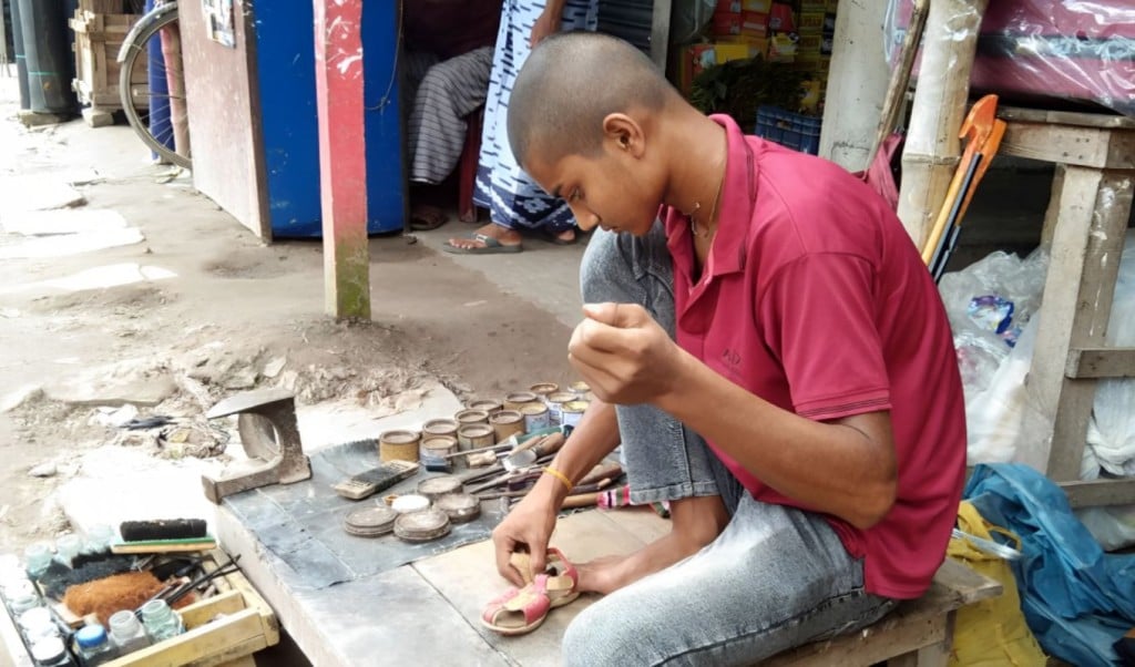 মবের শিকার হয়ে বাবা নিহত স্কুল ছেড়ে জুতা সেলাই করছে ছেলে 1756641238 মবের শিকার হয়ে বাবা নিহত, স্কুল ছেড়ে জুতা সেলাই করছে ছেলে