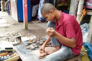 মবের শিকার হয়ে বাবা নিহত, স্কুল ছেড়ে জুতা সেলাই করছে ছেলে