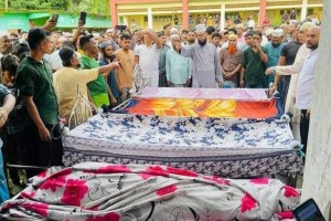 ওমান থেকে ফিরে মেয়েকে কোলে নেওয়ার কথা ছিল বাহারের, নিলেন মেয়ে-স্ত্রী-মায়ের খাটিয়া