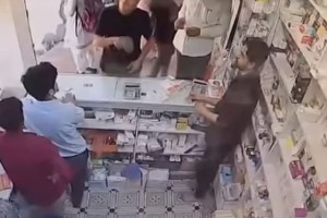 মহাখালীতে ফার্মেসিতে প্রকাশ্যে অস্ত্র ঠেকিয়ে চাঁদাবাজি, ভিডিও ভাইরাল
